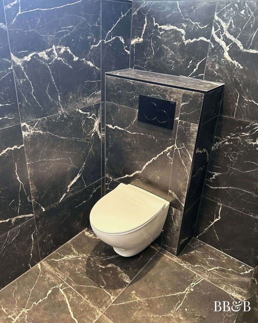 Färdig vägghängd WC i Säffle