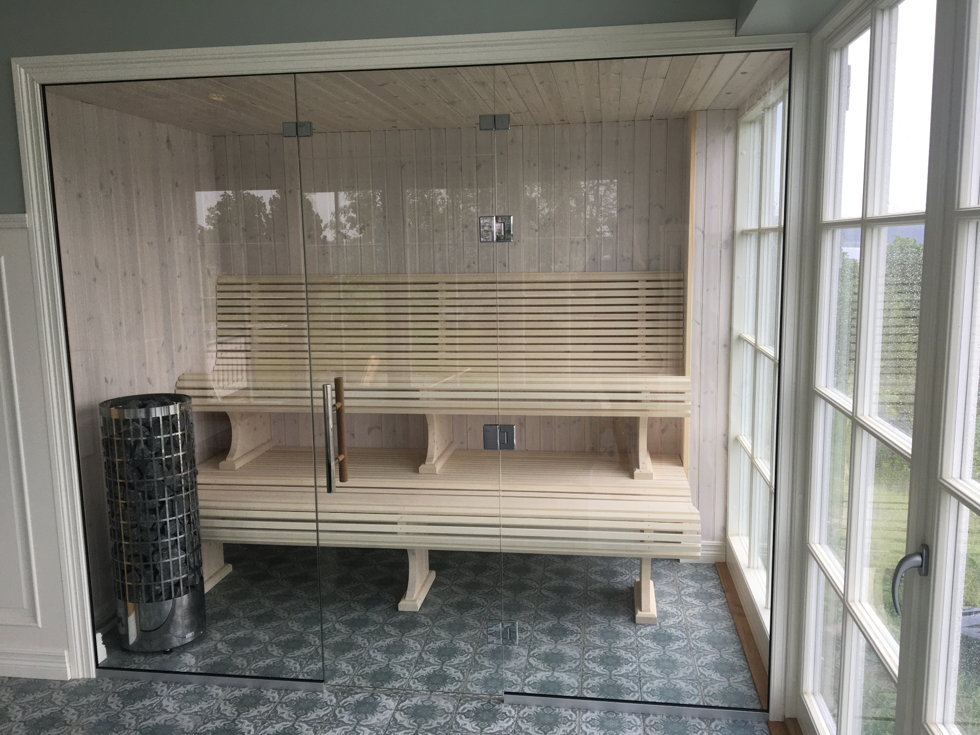 Badrumsrenovering och bastu i Kil – handsnickrad bänk och spaavdelning byggd av Bristol Badrum & Bygg